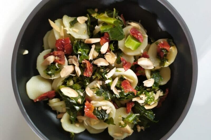 Orecchiette con cime di rapa ripassate, pomodorini e mandorle