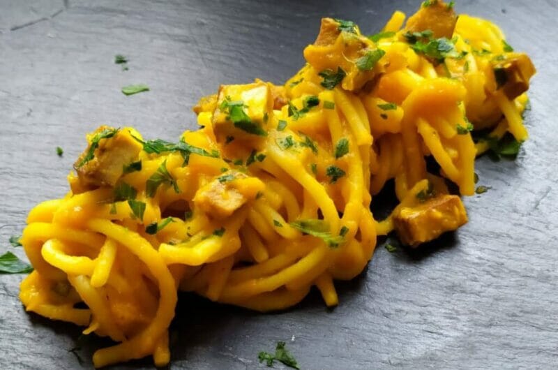 Spaghetti con manteca di zucca e porri al coriandolo e tofu affumicato