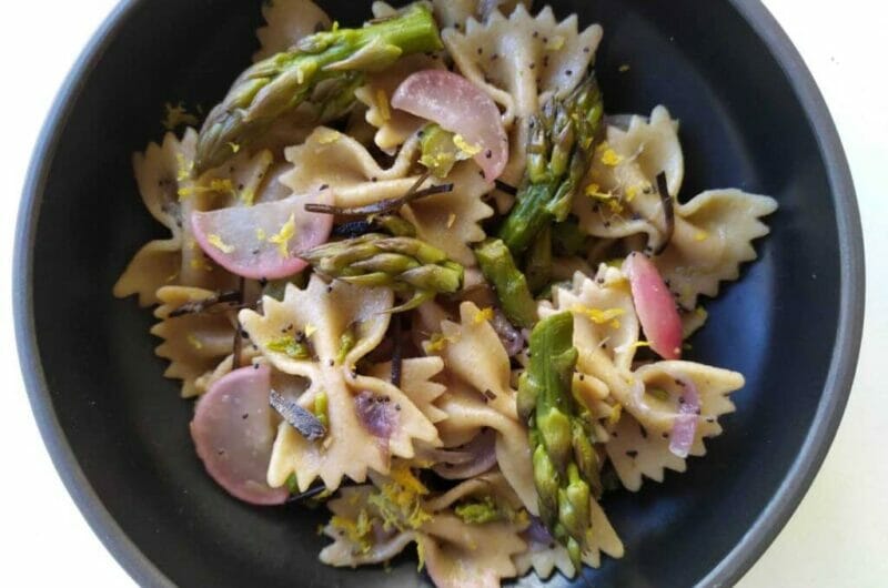 Farfalle con asparagi e arame