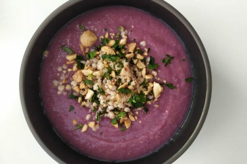 Vellutata di cappuccio rosso, mele e mandorle con sorgo