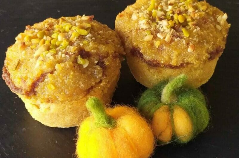 Muffin dolci di polenta con cuore di zucca, carruba e nocciole