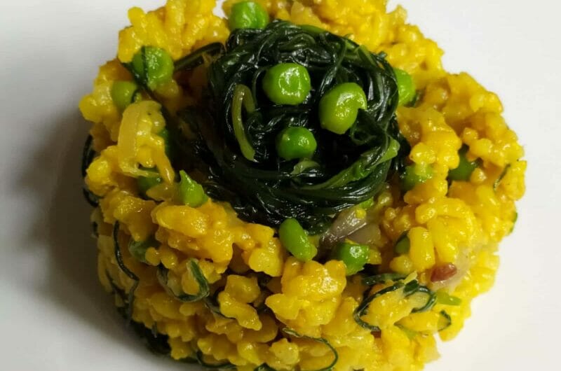 Riso integrale alla curcuma con agretti e piselli